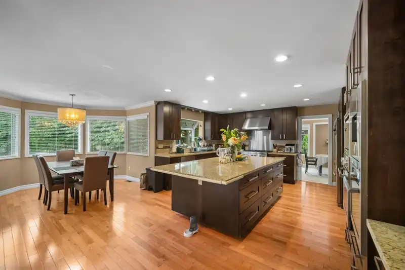 5686 125A STREET - photo 3 of 31