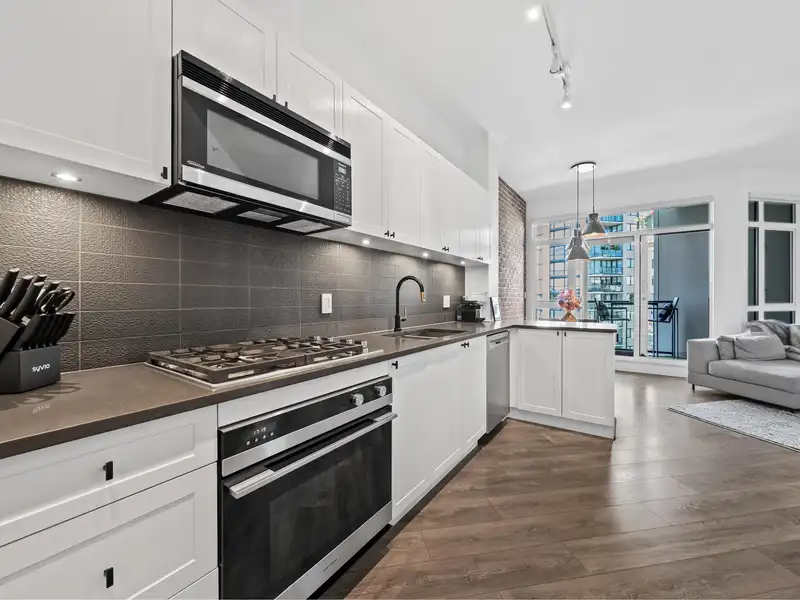 305 105 W 2ND STREET - photo 4 of 37