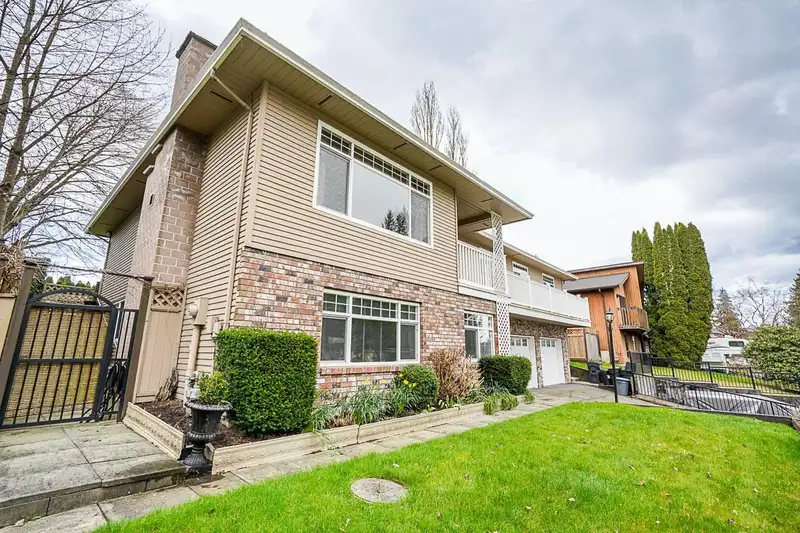 20504 95A AVENUE - photo 2 of 39