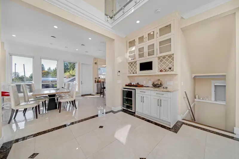 8543 ROYAL OAK AVENUE - photo 4 of 28