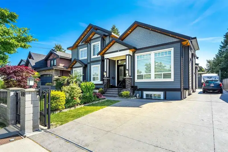 7816 116 STREET - photo 3 of 40