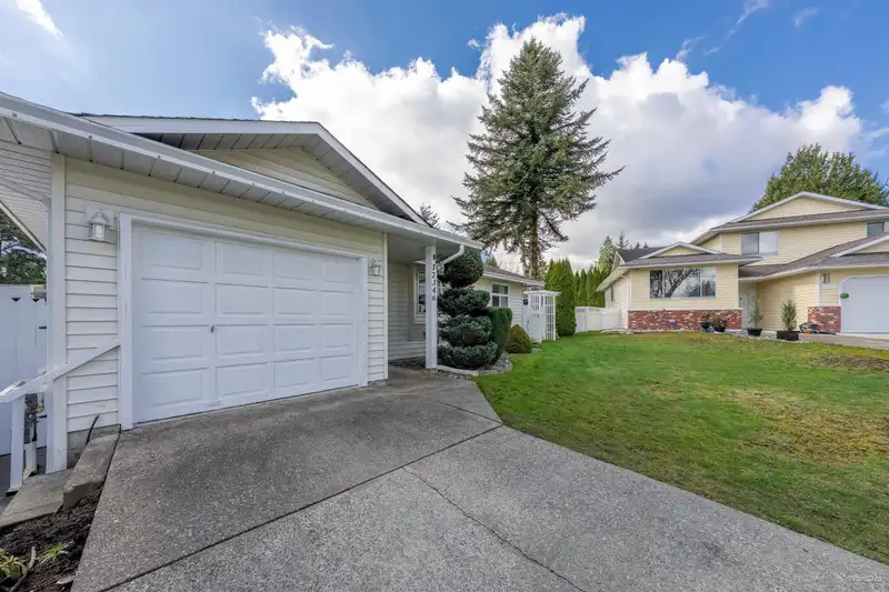 17346 60A AVENUE - photo 4 of 33