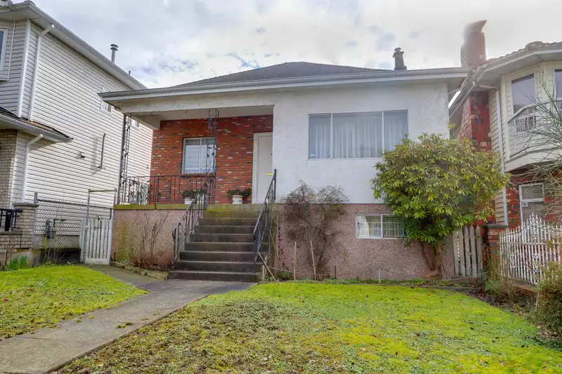 2636 TRIUMPH STREET - photo 1 of 28