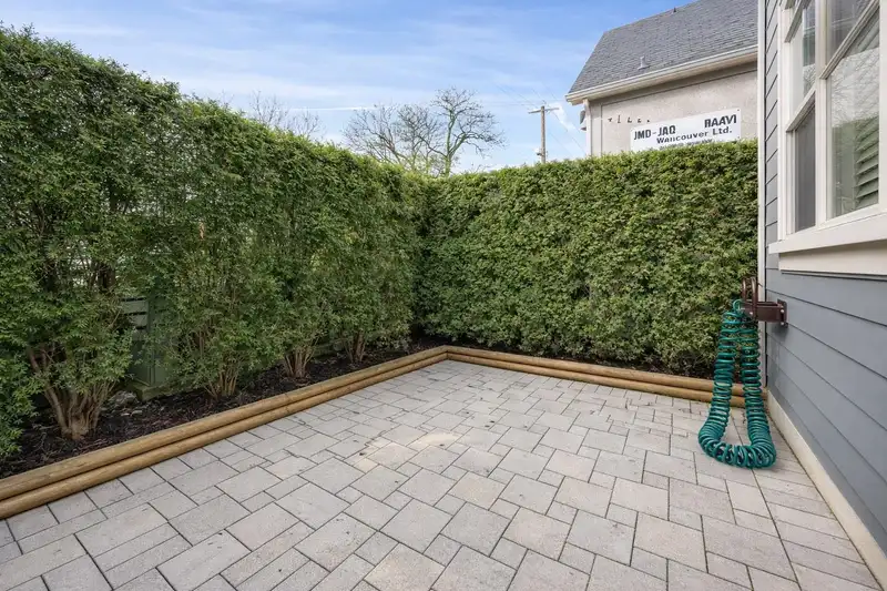 4172 WELWYN STREET - photo 4 of 33