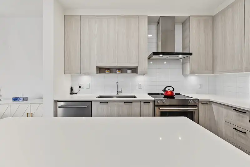 218 7169 14TH AVENUE - photo 2 of 24