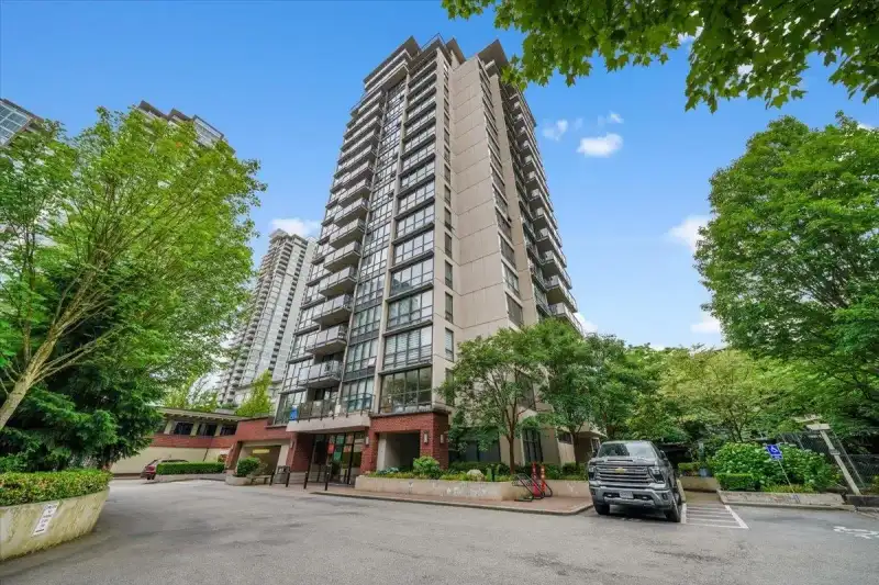 1804 2959 GLEN DRIVE - photo 1 of 33
