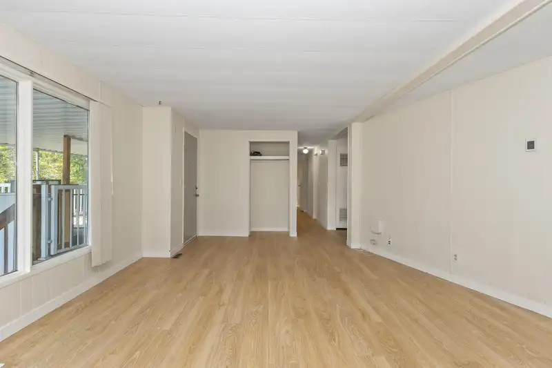 58 8220 KING GEORGE BOULEVARD - photo 4 of 40