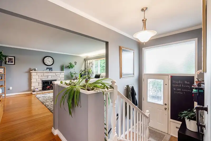 12528 PINEWOOD CRESCENT - photo 3 of 39