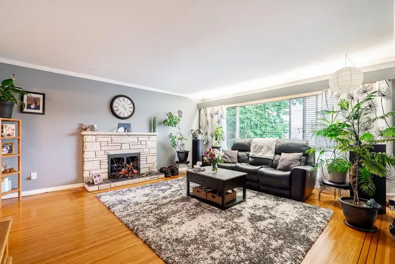 12528 PINEWOOD CRESCENT - photo 4 of 39