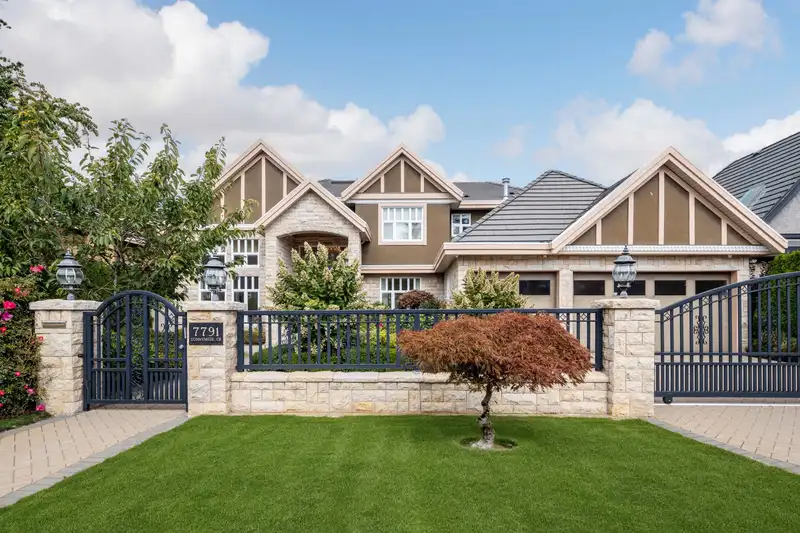 7791 SUNNYMEDE CRESCENT - photo 3 of 40