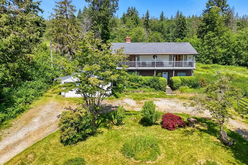 10022 ROLLEY CRESCENT - photo 2 of 35