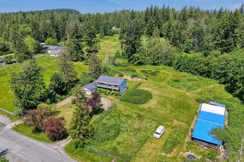10022 ROLLEY CRESCENT - photo 4 of 35