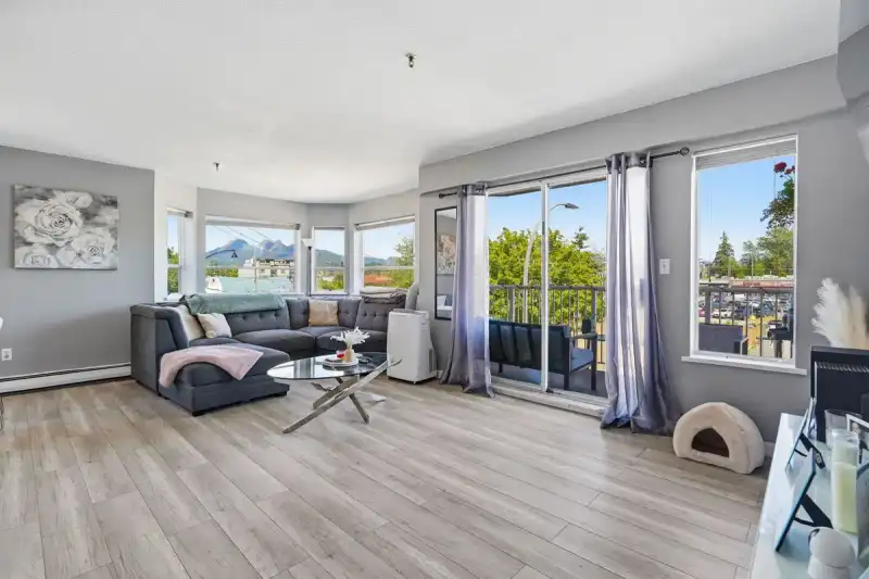 331 22661 LOUGHEED HIGHWAY - photo 1 of 36