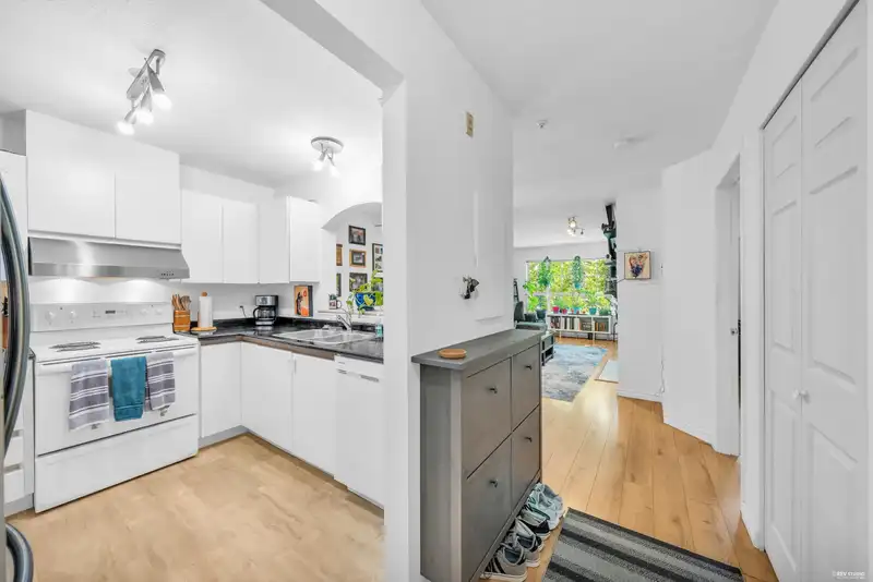 310 2990 PRINCESS CRESCENT - photo 3 of 34