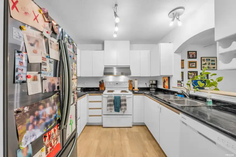 310 2990 PRINCESS CRESCENT - photo 4 of 34