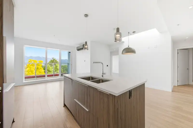 501 379 E BROADWAY - photo 4 of 36