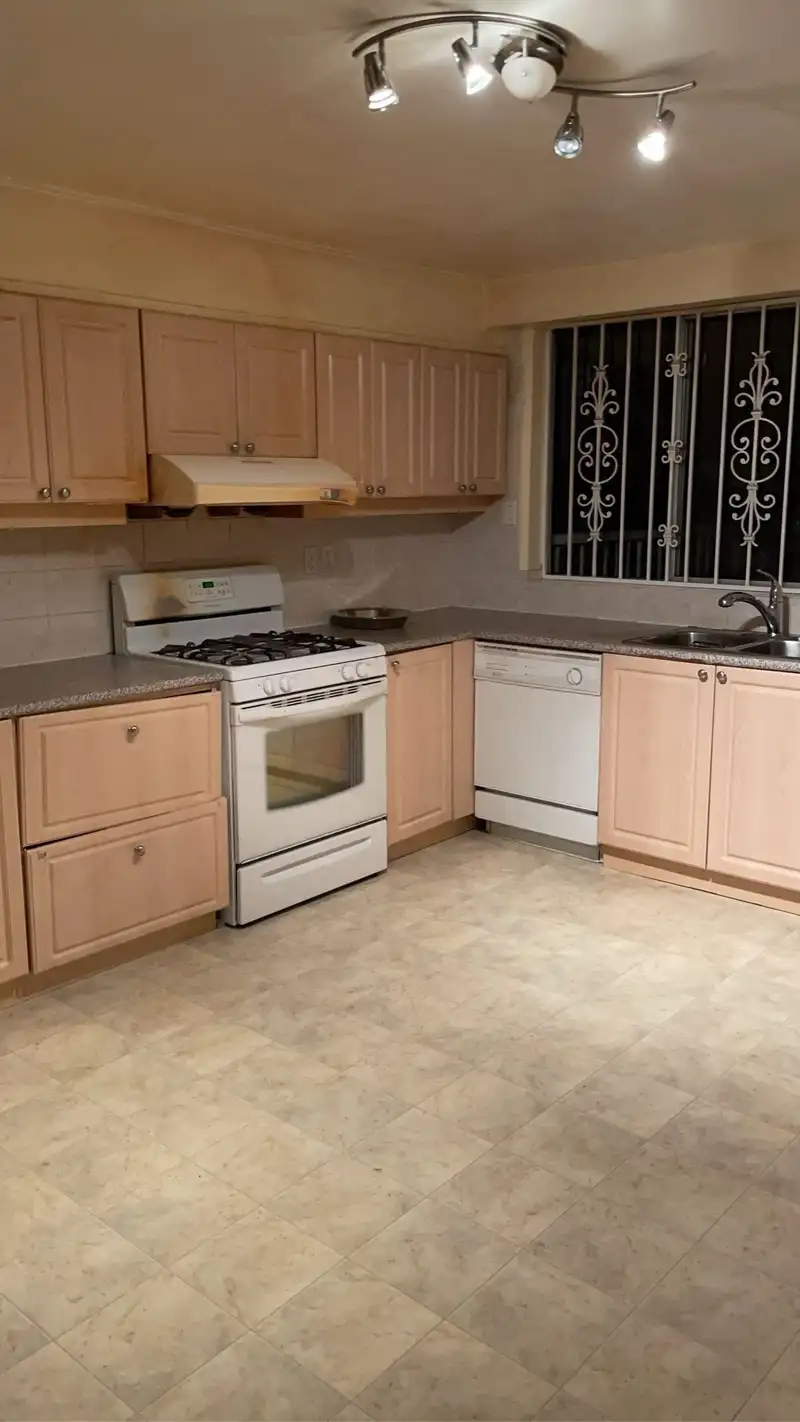 4904 RUPERT STREET - photo 3 of 6