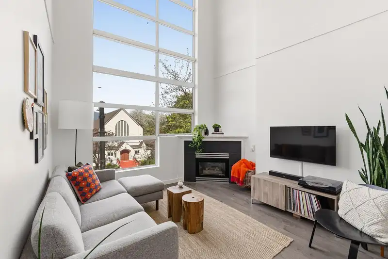 327 418 E BROADWAY - photo 2 of 32