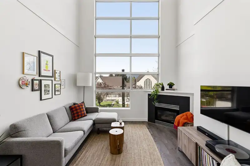 327 418 E BROADWAY - photo 3 of 32
