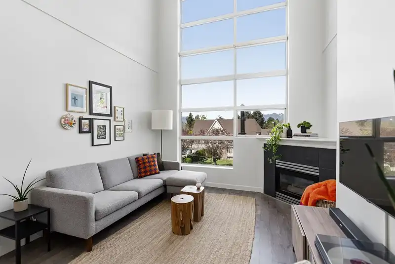 327 418 E BROADWAY - photo 4 of 32