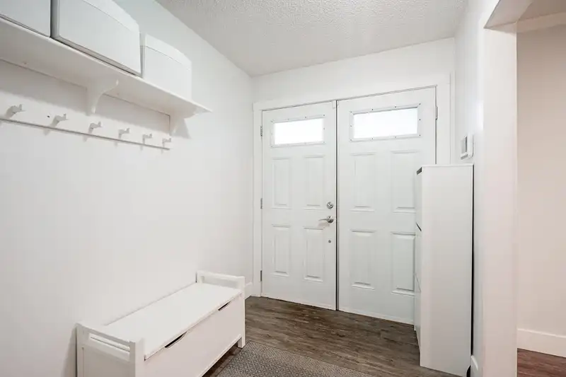 1668 CONNAUGHT DRIVE - photo 4 of 40