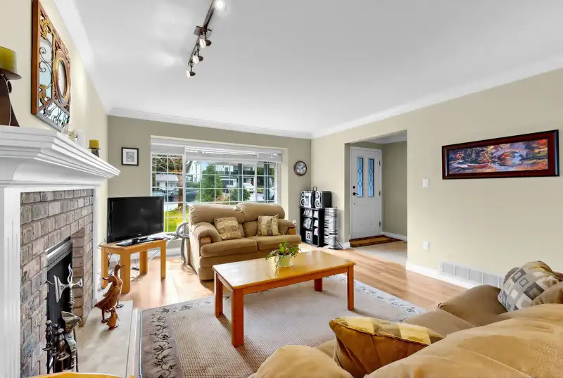 15929 88A AVENUE - photo 3 of 28