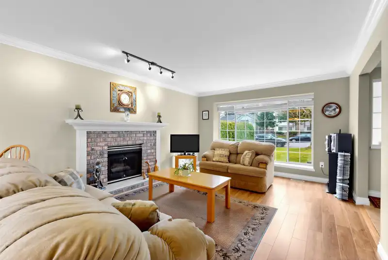 15929 88A AVENUE - photo 4 of 28