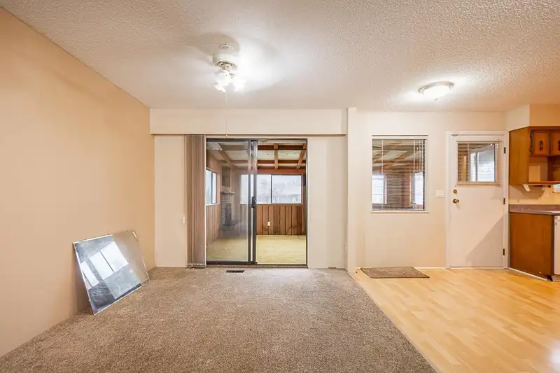 20221 47A AVENUE - photo 4 of 40