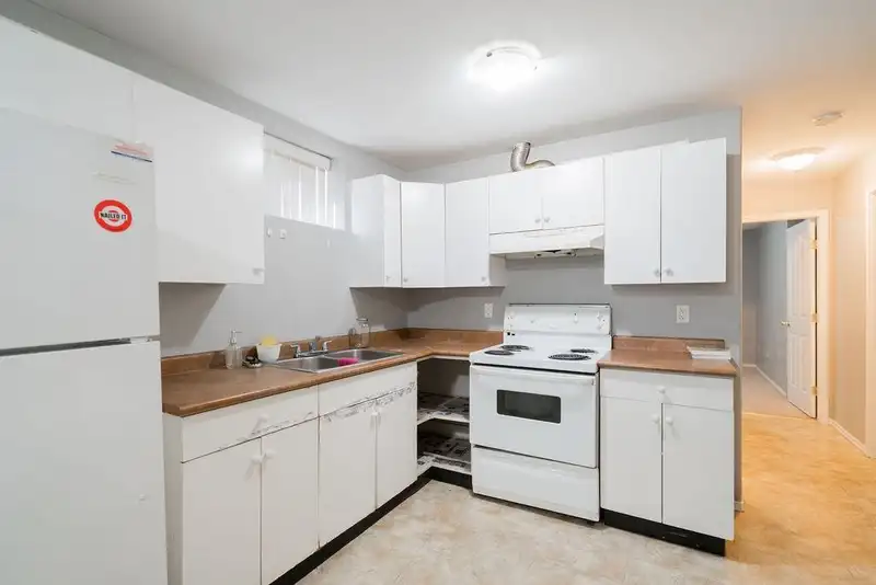 12560 64 AVENUE - photo 4 of 40