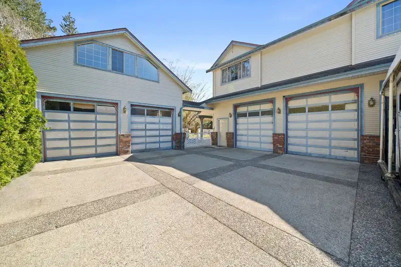 17968 68 AVENUE - photo 3 of 34