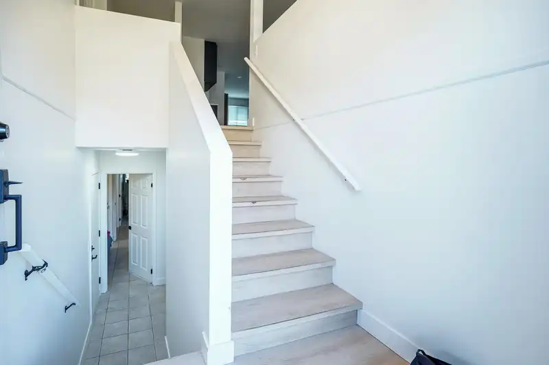 2418 WAYBURNE CRESCENT - photo 4 of 29