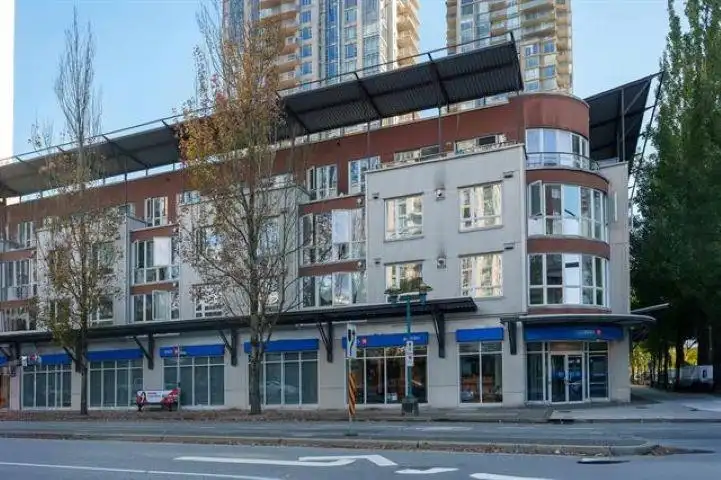 PH5 1163 THE HIGH STREET - photo 1 of 32