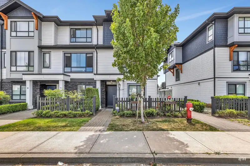 9 19704 55A AVENUE - photo 2 of 40