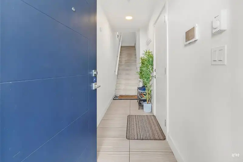 9 19704 55A AVENUE - photo 4 of 40