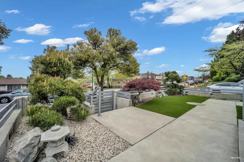 2796 E 4TH AVENUE - photo 4 of 40