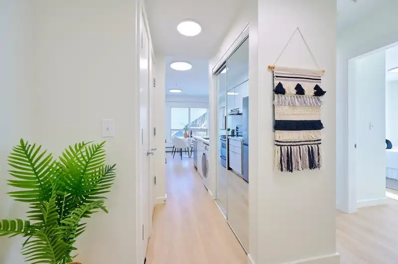 311 1033 ST. GEORGES AVENUE - photo 4 of 27