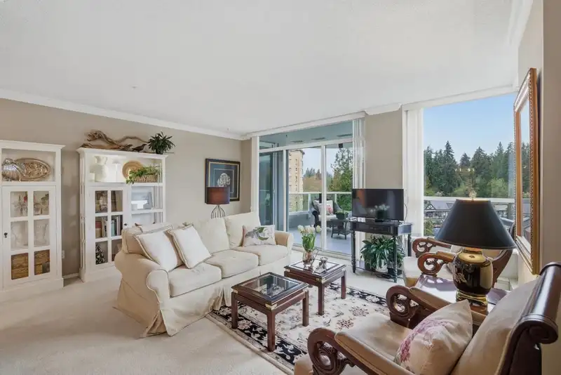 704 995 ROCHE POINT DRIVE - photo 4 of 40