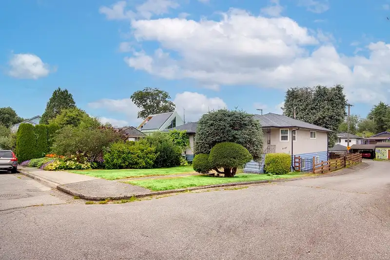 2137 20TH AVENUE - photo 2 of 14