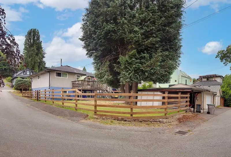 2137 20TH AVENUE - photo 4 of 14