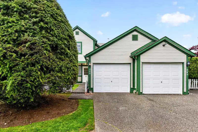 206 20675 118 AVENUE - photo 1 of 40
