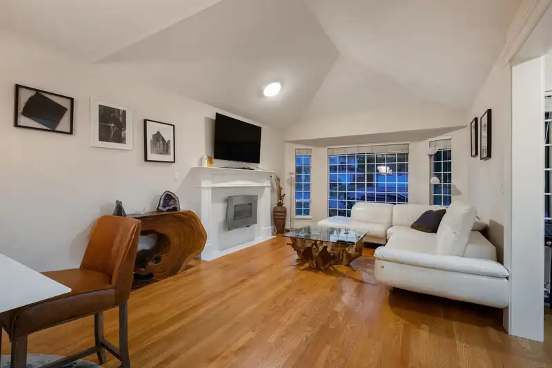 15295 111A AVENUE - photo 2 of 27