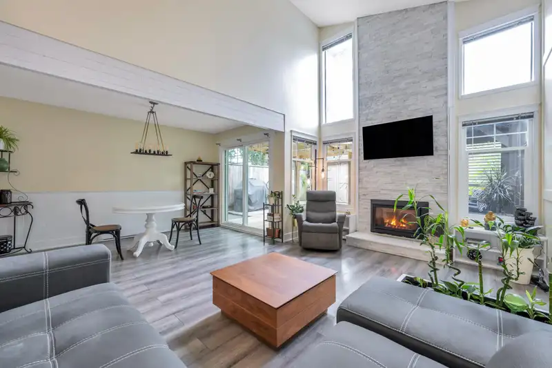 238 DAVIS CRESCENT - photo 4 of 40