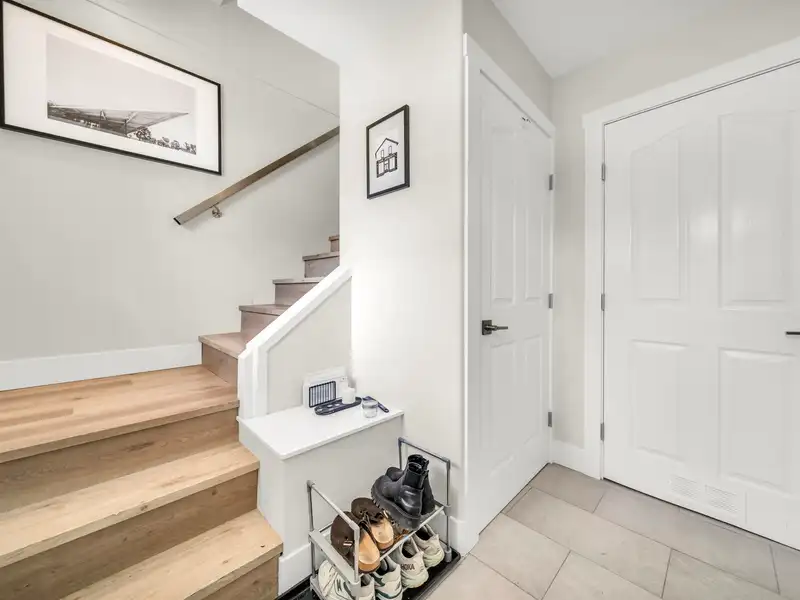 1089 E KING EDWARD AVENUE - photo 4 of 40