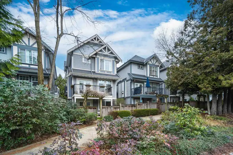 14 20589 66 AVENUE - photo 1 of 40
