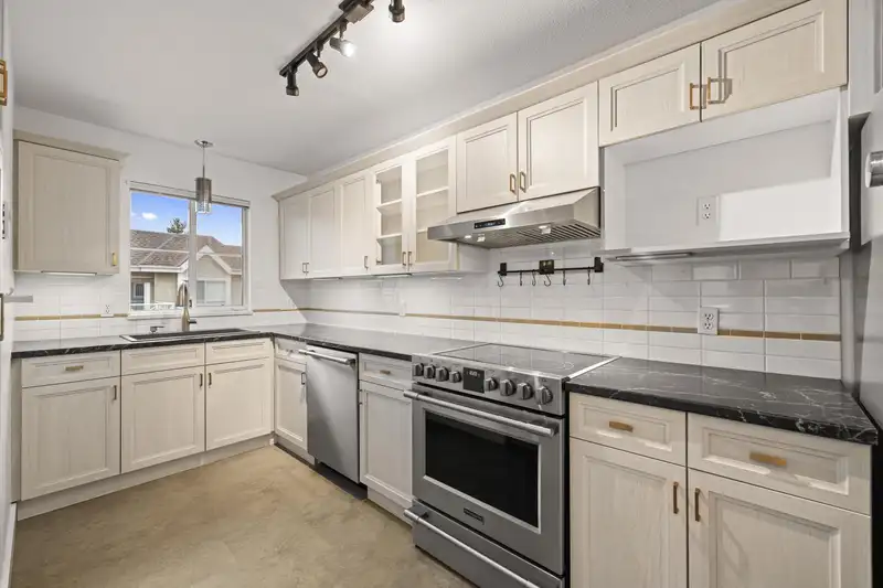 302 5556 201A STREET - photo 1 of 36