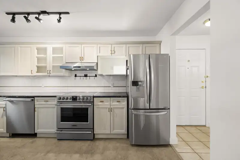 302 5556 201A STREET - photo 2 of 36