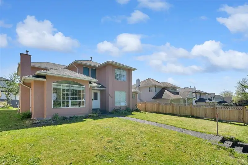 8648 140 STREET - photo 1 of 25
