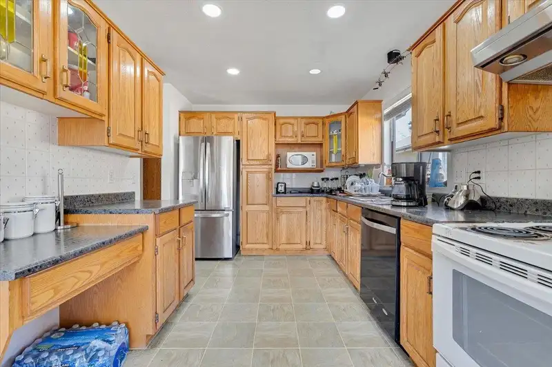 8648 140 STREET - photo 3 of 25