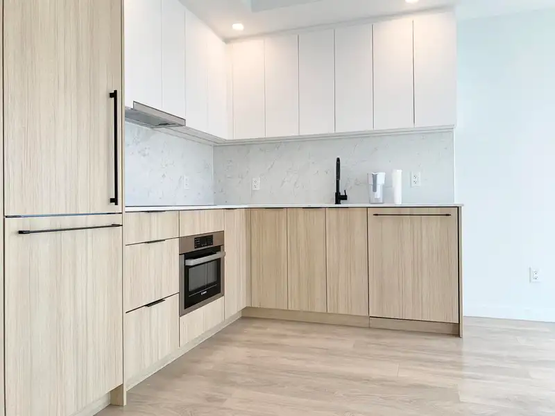 1511 13685 102ND AVENUE - photo 3 of 31