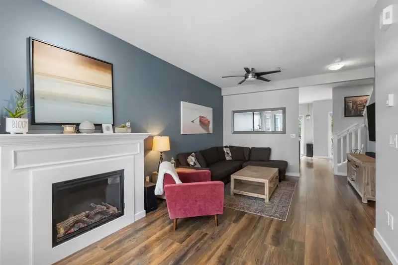 25 20159 68 AVENUE - photo 3 of 40